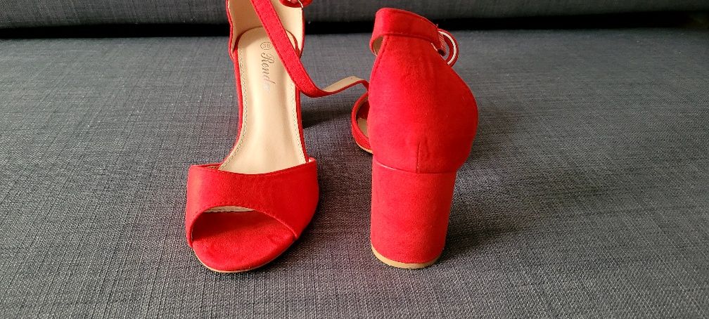 Buty z odkrytymi palcami na obcasie rozmiar 38