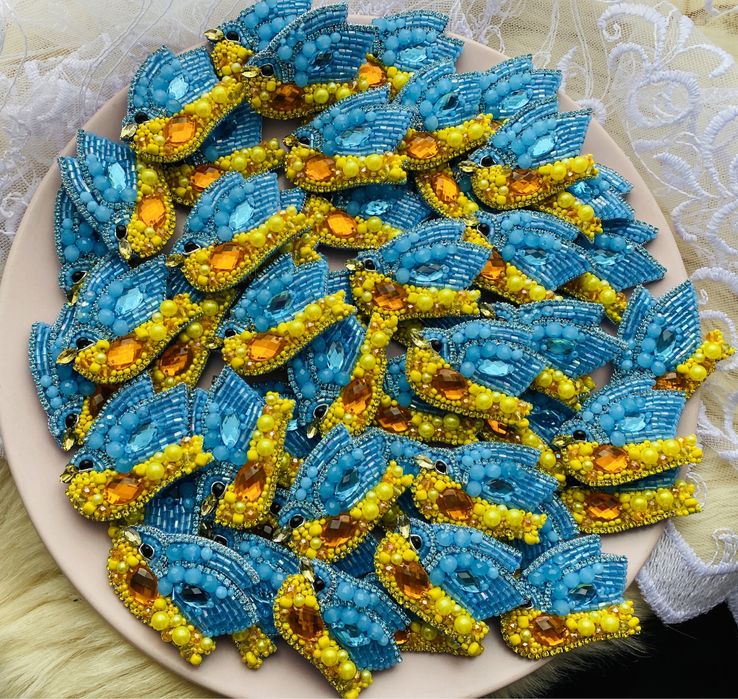 Патріотична брошка пташка голуб/брошка з бісеру блакитно-жовта/брошь