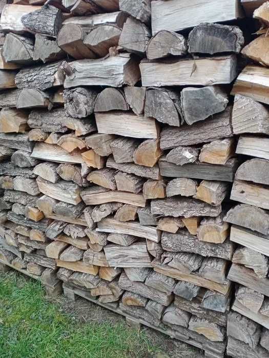 Suche drewno kominkowe i opałowe, wydajne gatunki