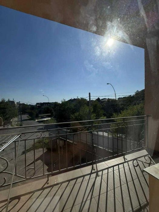 2к з великою кухнею