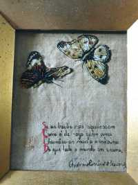 Antigo quadro bordado com micromissangas e um poema
