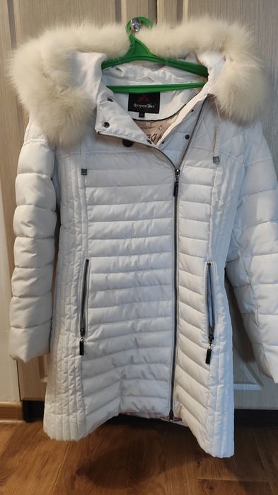 Білий пуховик жіночий