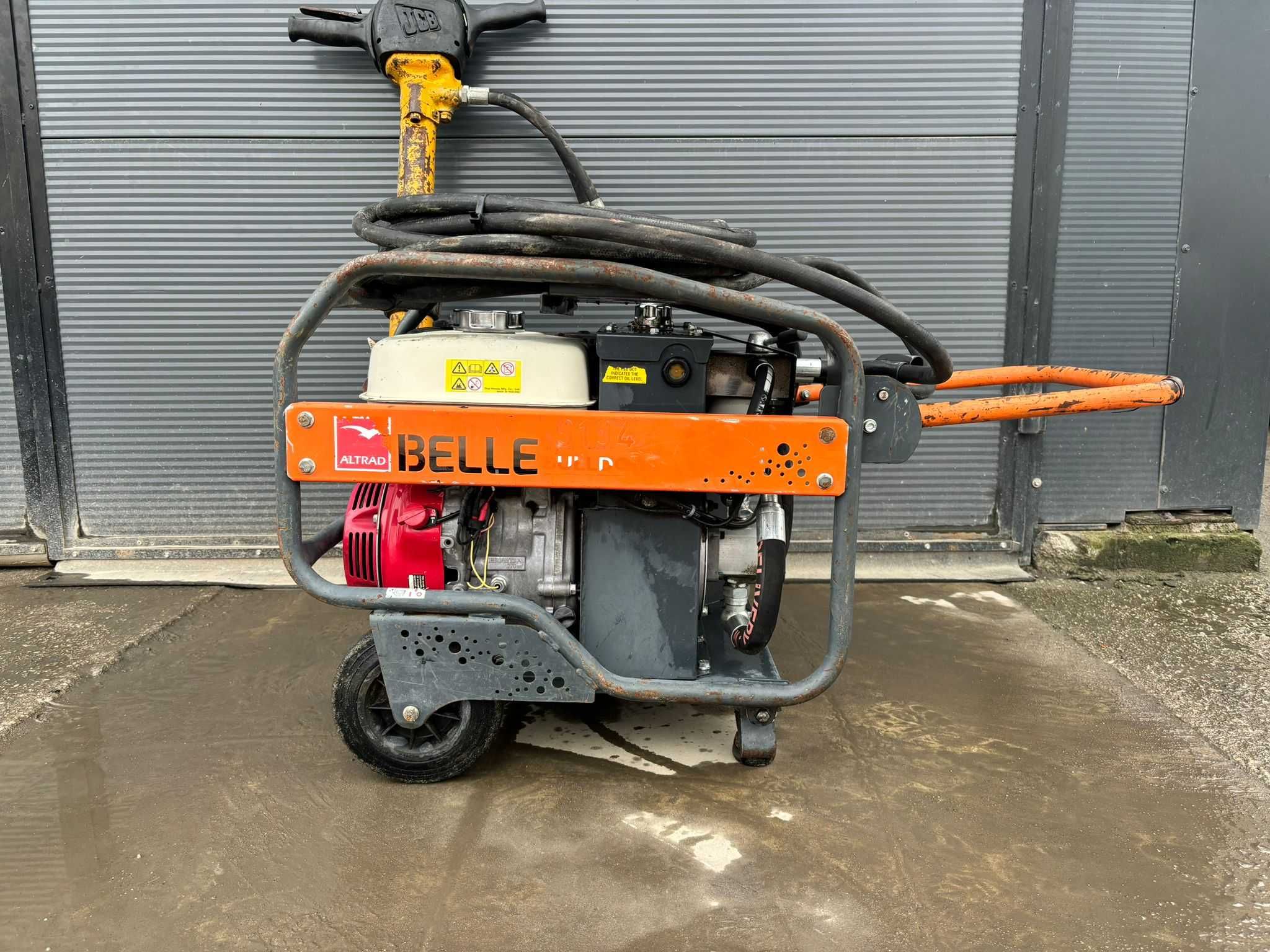Stacja hydrauliczna Belle  z młotem do kucia