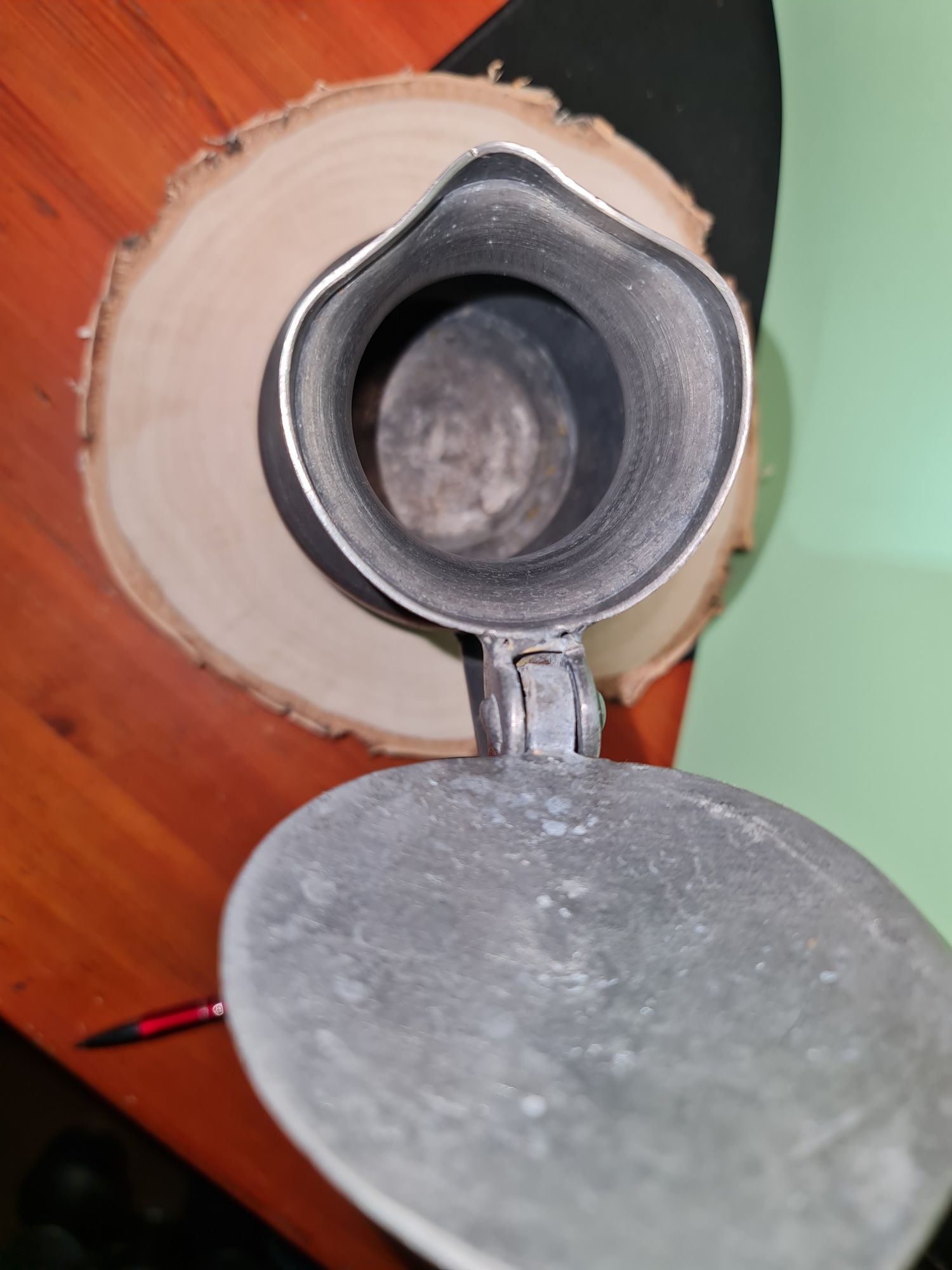 Stary cynowy dzban z pokrywką - dąb - żołędzie (17cm)