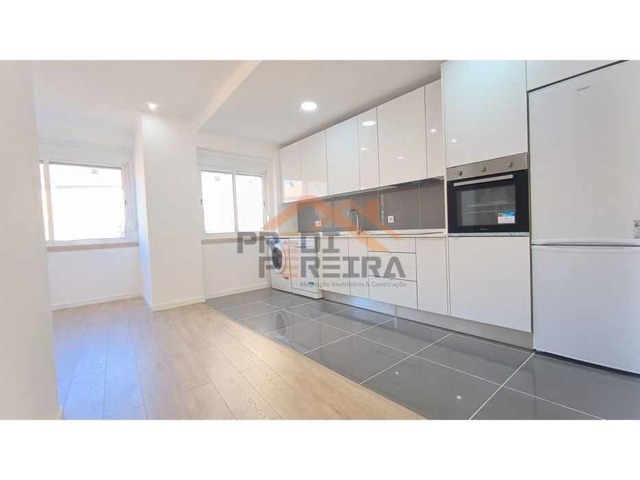 T3 em remodelação, situado na Damaia, Amadora.