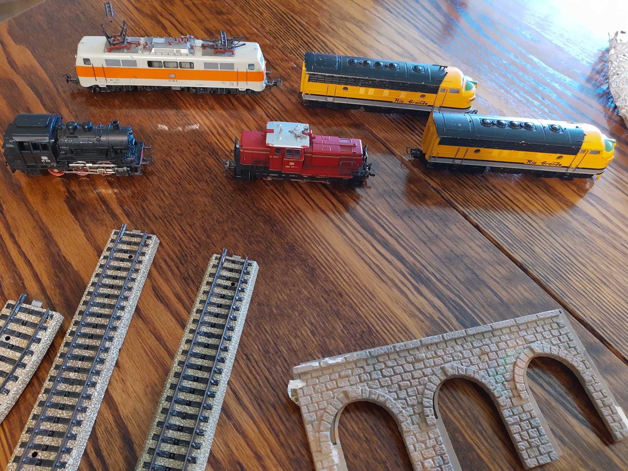 Kolejka lokomotywy i wagony metalowe