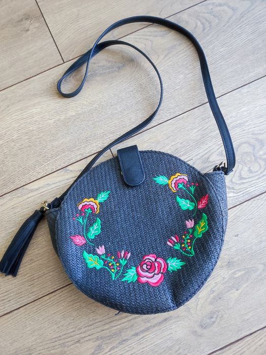 Czarna pleciona torebka z motywem kwiatów, chwost
