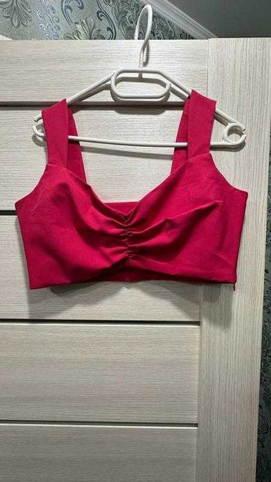 Яскравий жіночий костюм