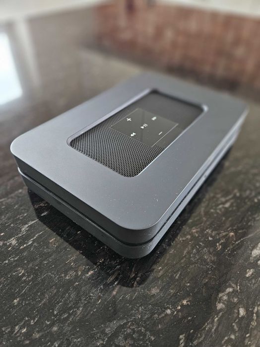 Bluesound Node 2i strumieniuje muzykę do dowolnego systemu audio