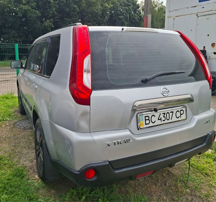 Машина nissan x-trail