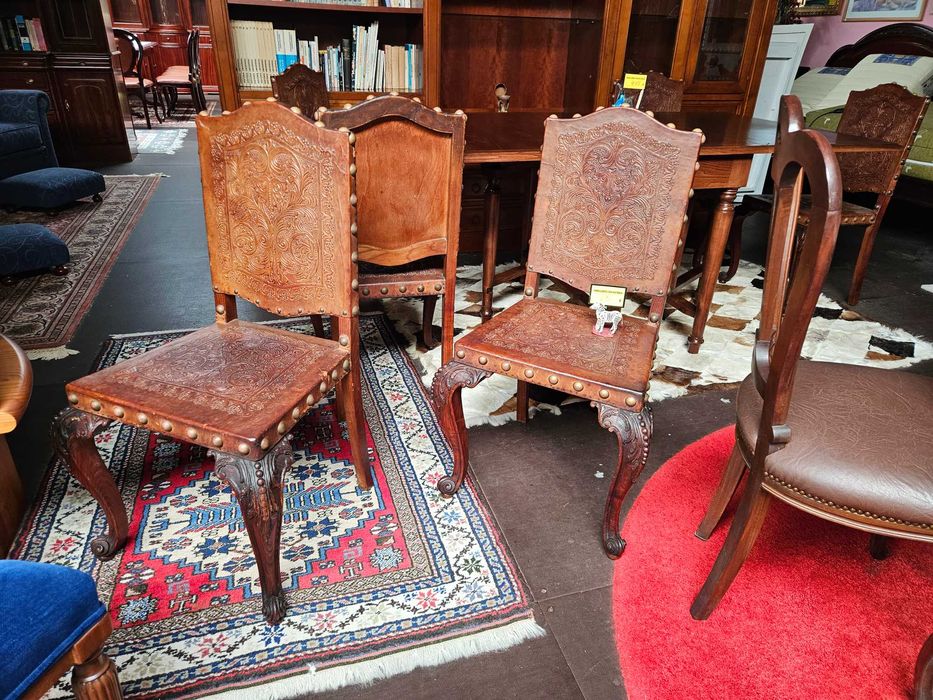 Imponentes cadeiras antigas em madeira e couro - Bom e