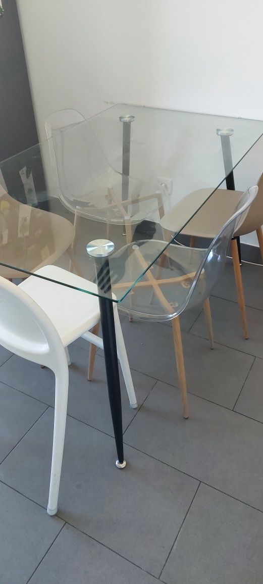 Mesa rectangular com tampo em vidro temperado