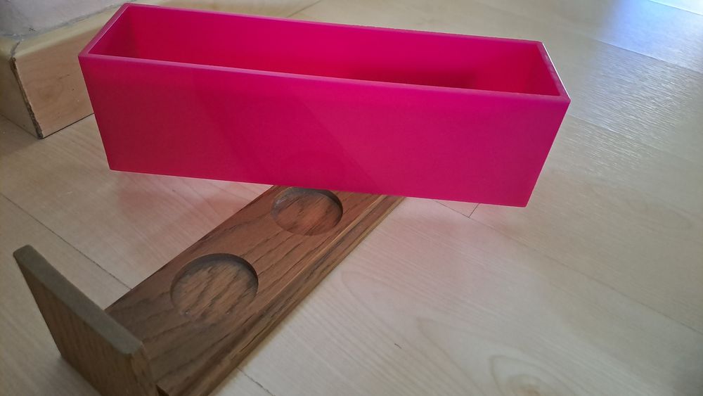 Porta velas com base em madeira e laterais em acrilico rosa