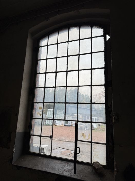 Okna łukowe zeliwne loft 1893r zabytkowe witraż