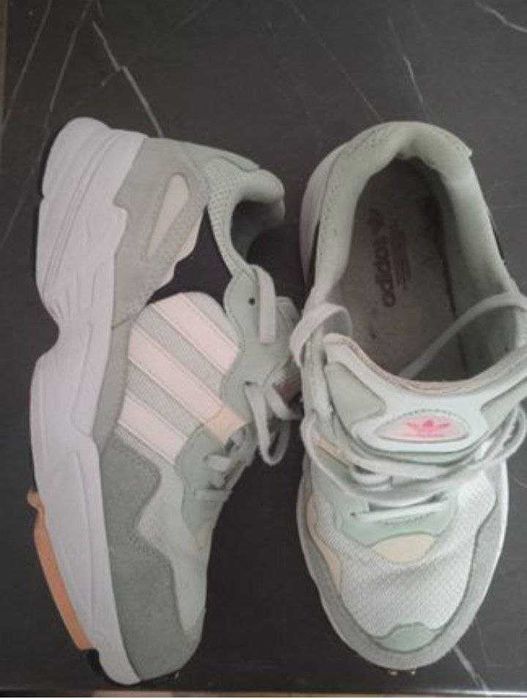 Жіночі кросівки adidas оригінальні в ідеальному стані, весна, осінь.