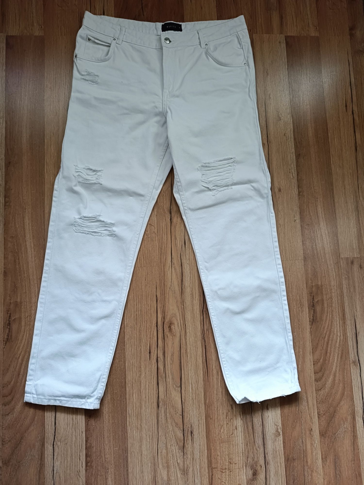 Mohito białe jeansy z rozdarciami