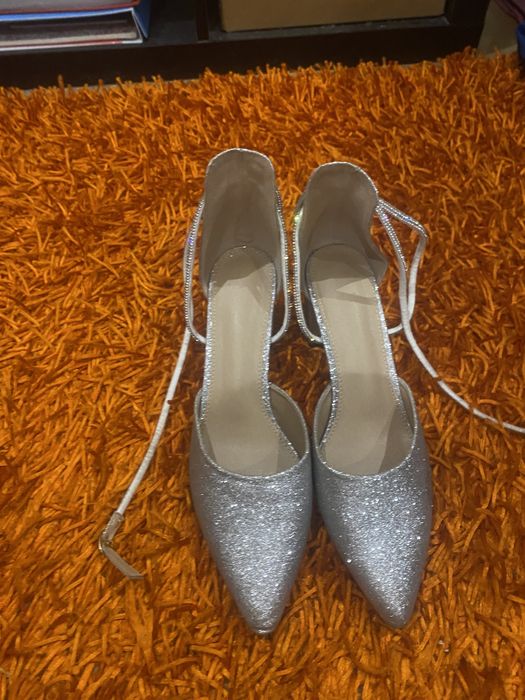 Sapatos elegantes brilhantes