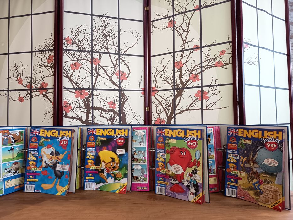English Junior wszystkie 4 segregatory z czasopismami i kasetami