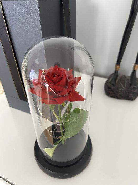 Piękna róża w szkle świecąca