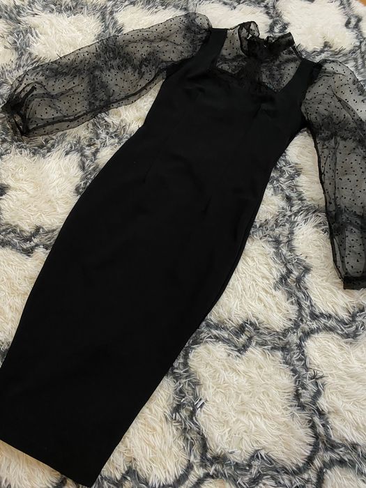 Чорна елегантна сукня з прозорими рукавами