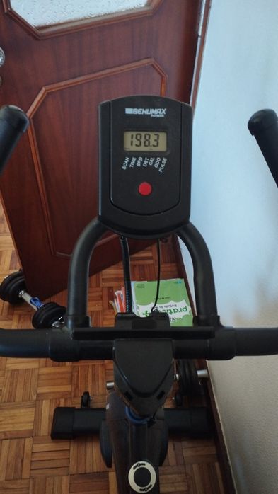 Bicicleta ergométrica e banco academia