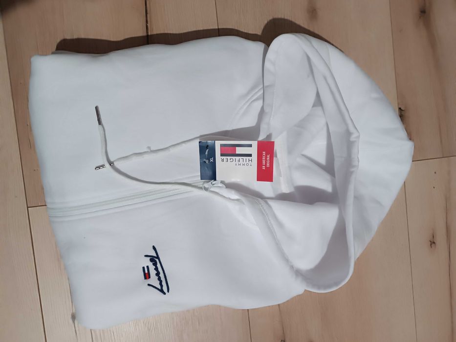 Biała bluza na zamek