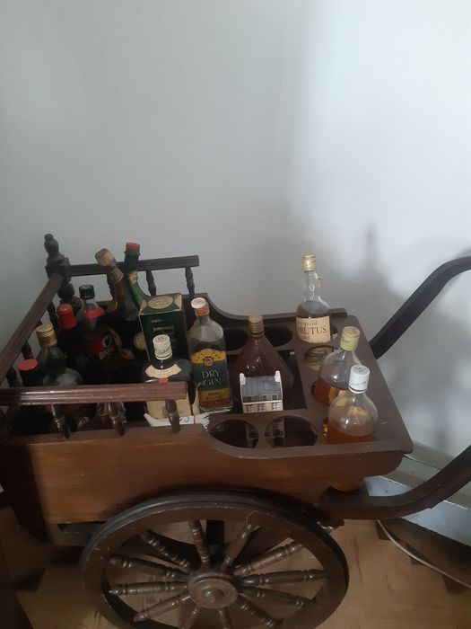 Antigo carro para bebidas de madeira