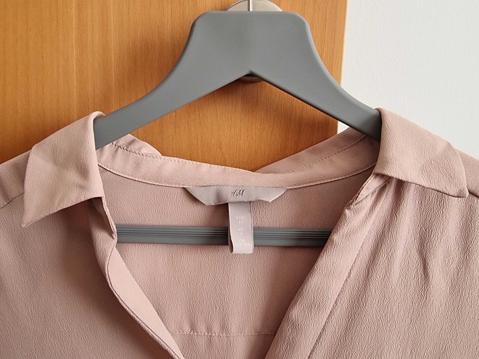 Camisa rosa clara com textura no tecido H&M, tamanho 32