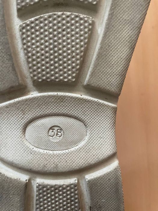 Сандалі шкіряні жіночі