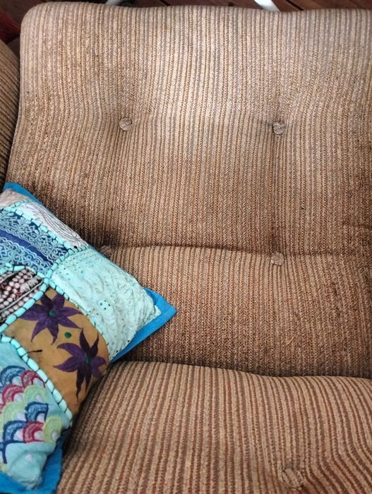 POLTRONA VINTAGE /SOFÁ, padrão riscado - Muito confortável.