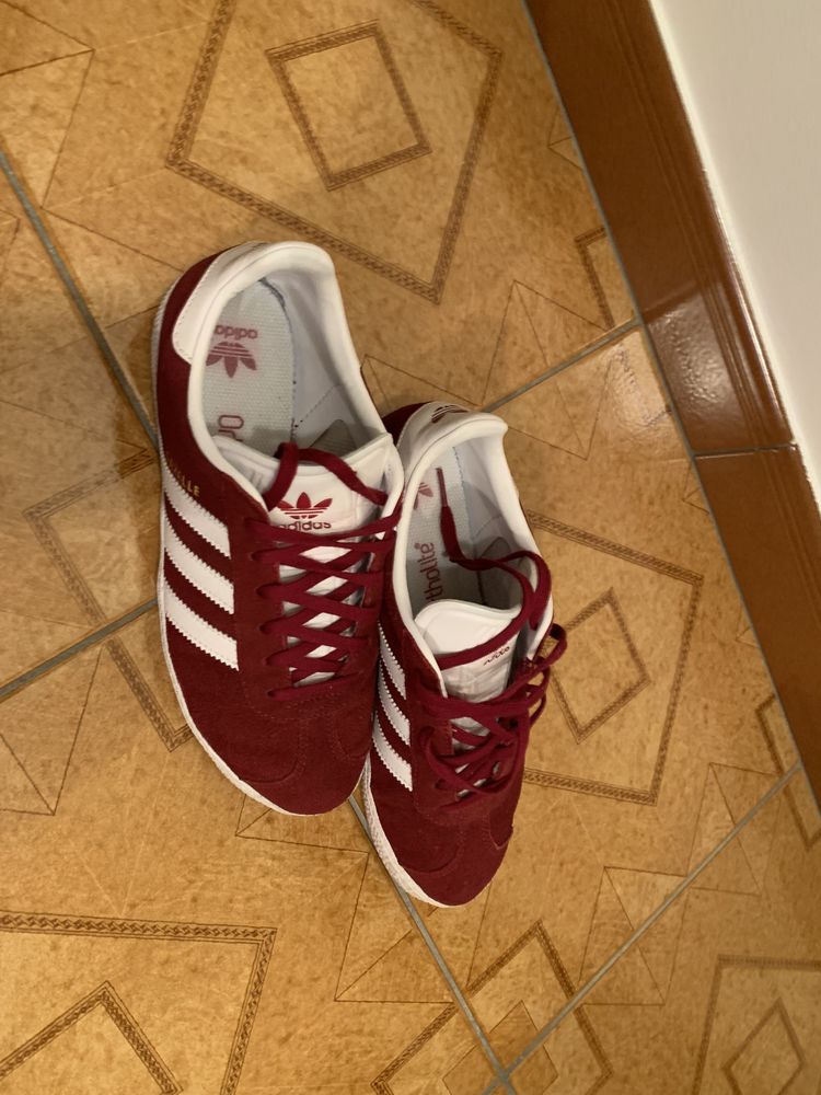 Sapatilhas adidas gazelle em bordeaux