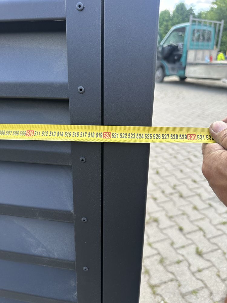 Brama żaluzjowa z furtką