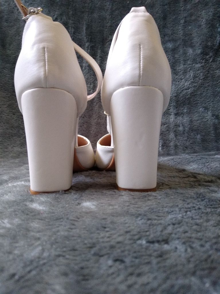 Buty na obcasie blokowym Cuccoo
