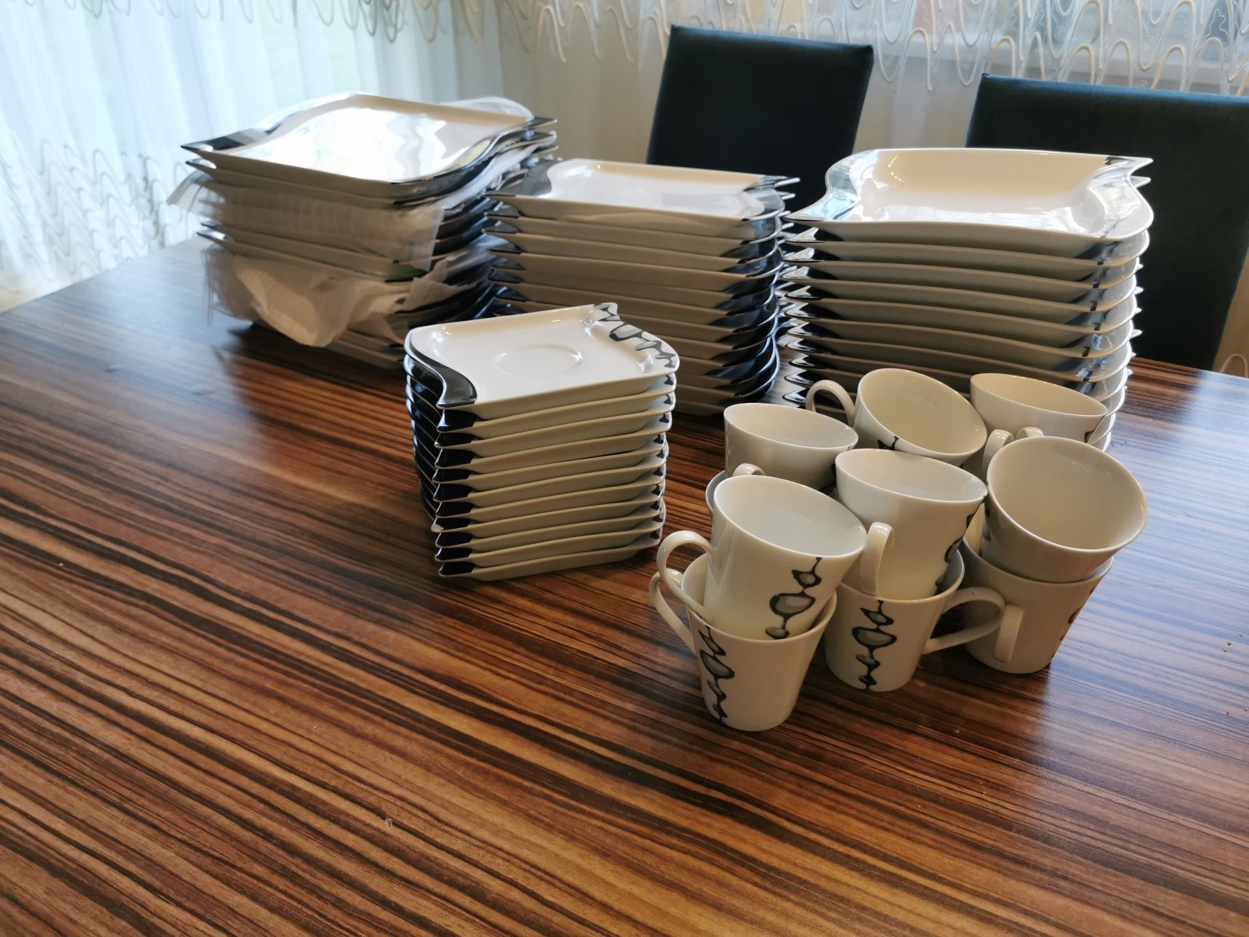 Zestaw obiadow29el. (dla 6 osób) Kwadratowe, ceramiczne.