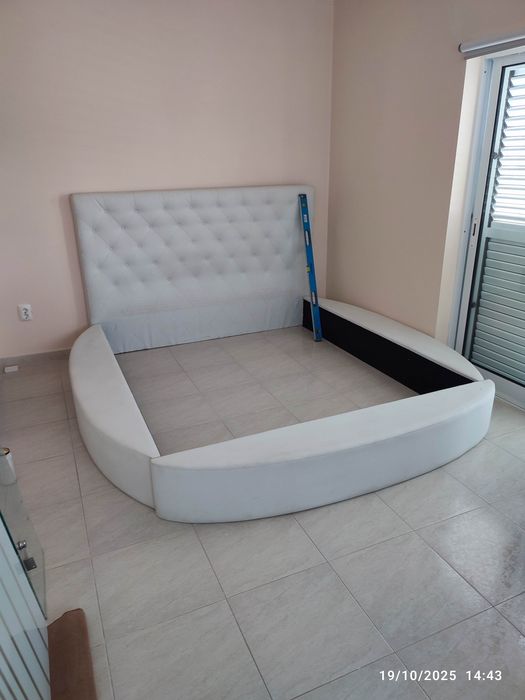 Cama de casal King size estofada