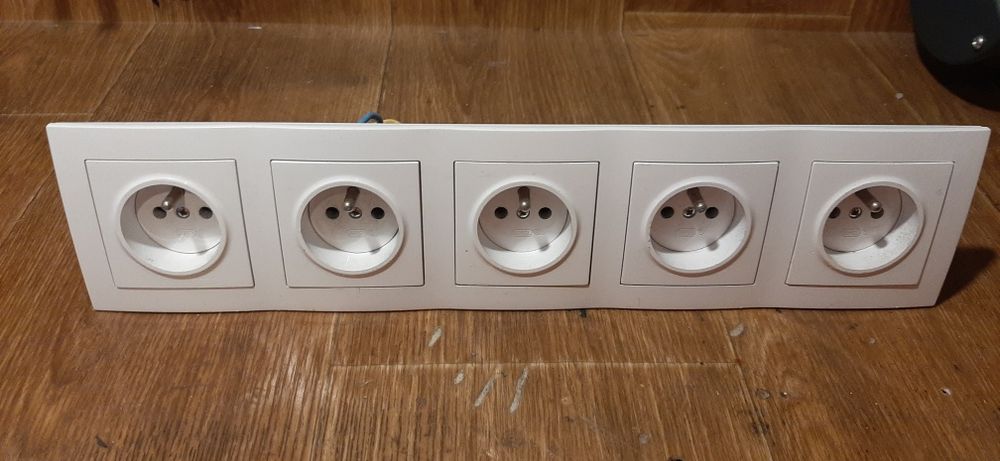 Gniazdo elektryczne ściene białe
