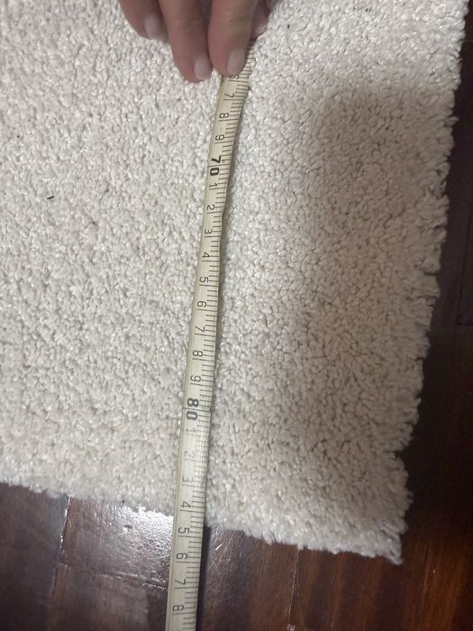 Dois tapetes de quarto cor branca