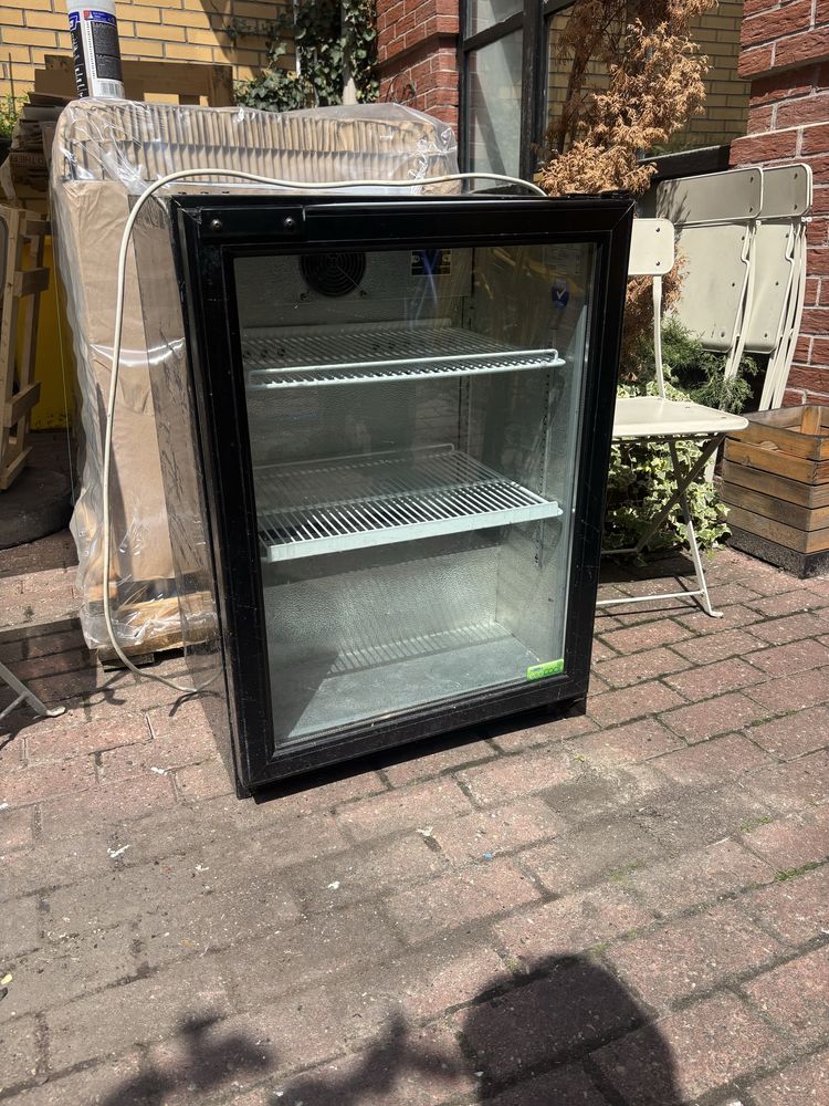 Lodówka podbarowa na napoje
