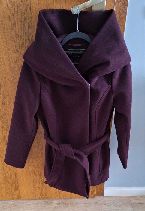 Śliwkowy płaszcz z wiązaniem – elegancja i styl na chłodne dni!