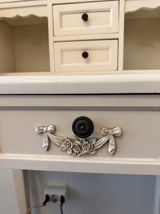 Móvel branco vintage estilo antigo Gato Preto