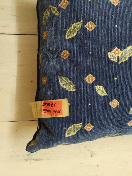 Almofada decorativa azul com desenhos