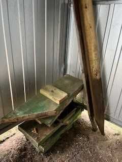 Grube ścinki z krokwi na opał