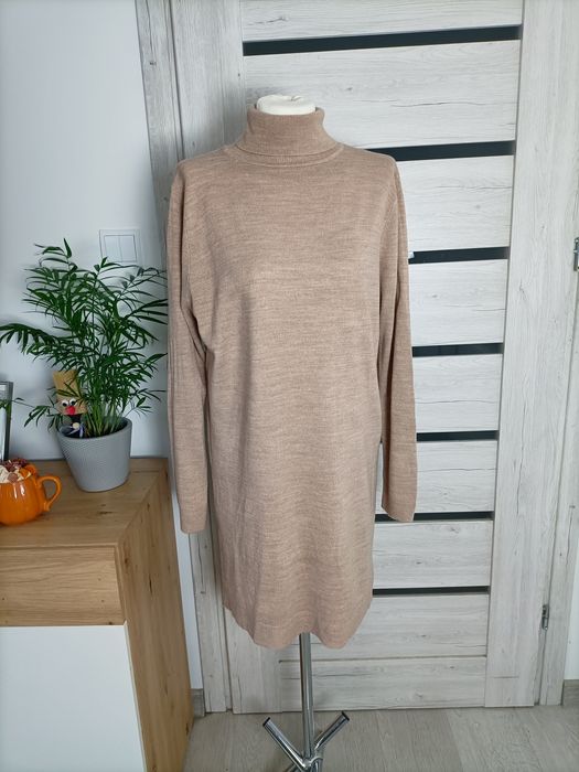 Sweterek sukienka sweterkowa na jesień zimę golf beżowa długi rękaw