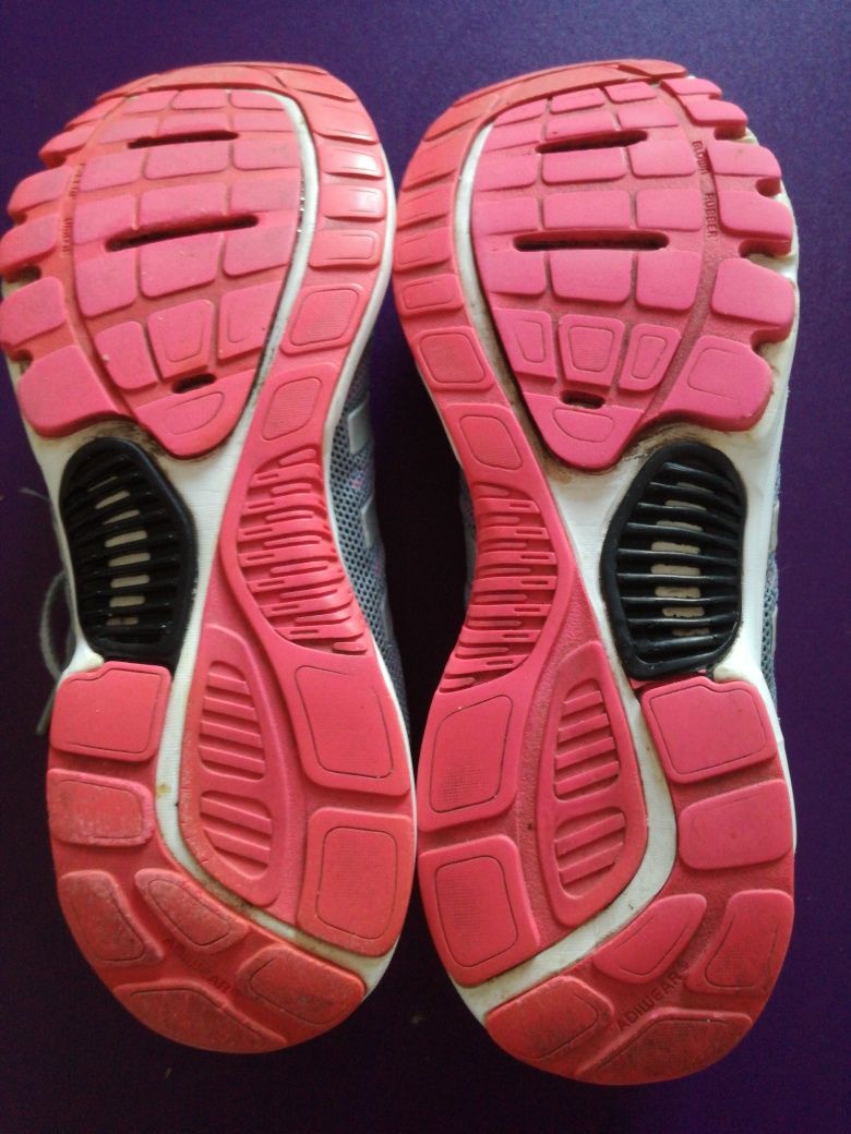 Ténis Adidas número 39 em tons rosa e cinzento azulado,