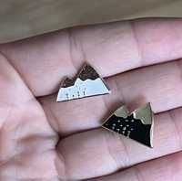 PIN znaczek badge przypinka góry czarne białe