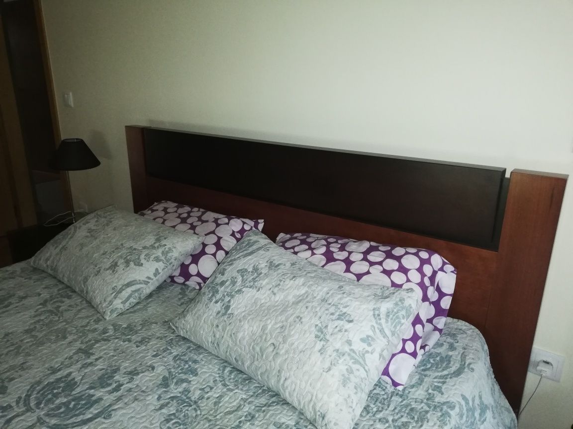 Cama e mesinhas de cabeceira