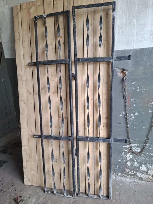 Krata stalowa antywłamaniowa drzwiowa dwu skrzydłowa