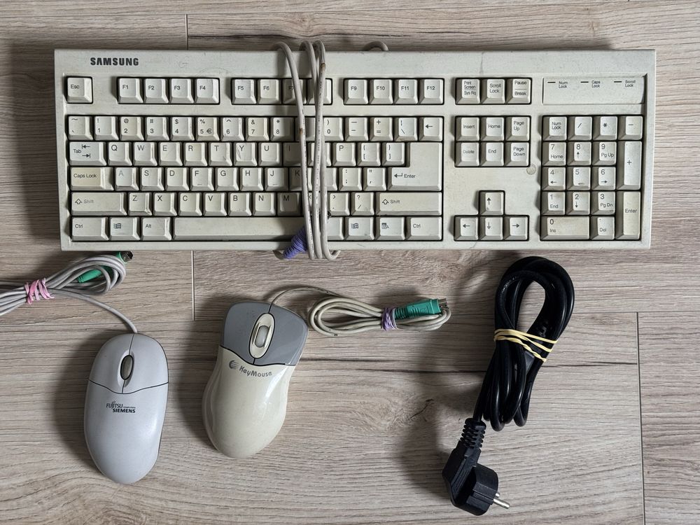 Sprawny retro PC z klawiatura i myszka