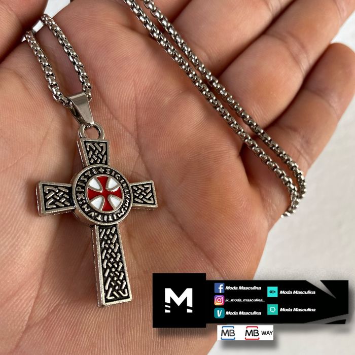 Colar em aço com cruz