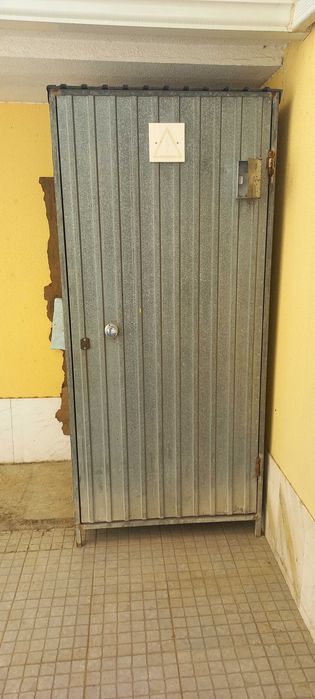 Cabine de obra c/ disjuntores e tomadas trifásicas